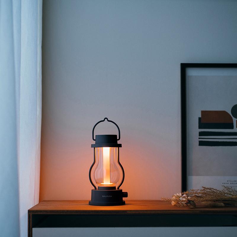 シンプルなフォルムがお洒落なledランタン Balmuda Thelantern 15 180円 Red Alder